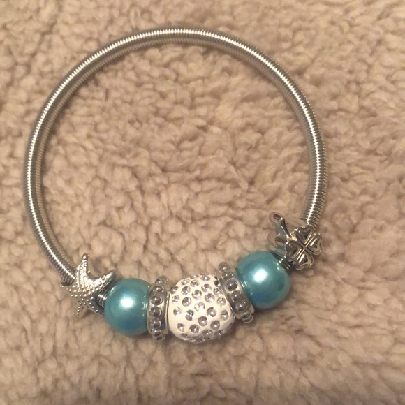 Stretch band bracelet has a starfish and a 4 leaf clover’s charm - Picture 3 of 3